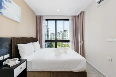 Habitación Deluxe con cama grande y vistas a la piscina — Wyndham Phuket Airport
